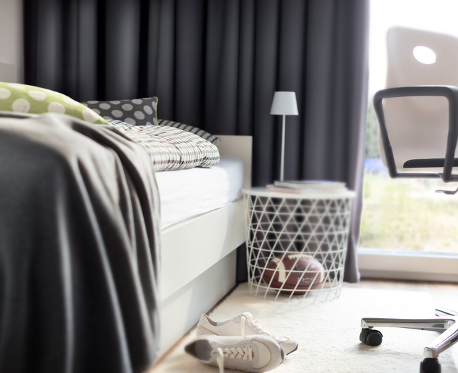 Nahaufnahme des Bettes im Einzelzimmer des Alexander Haindorf Hauses in Paderborn